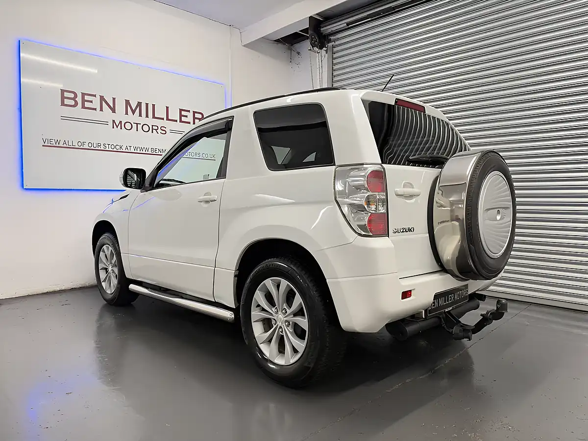 Used 2014 Suzuki Grand Vitara SZ4 Pearl White - Interior and Exterior details 7