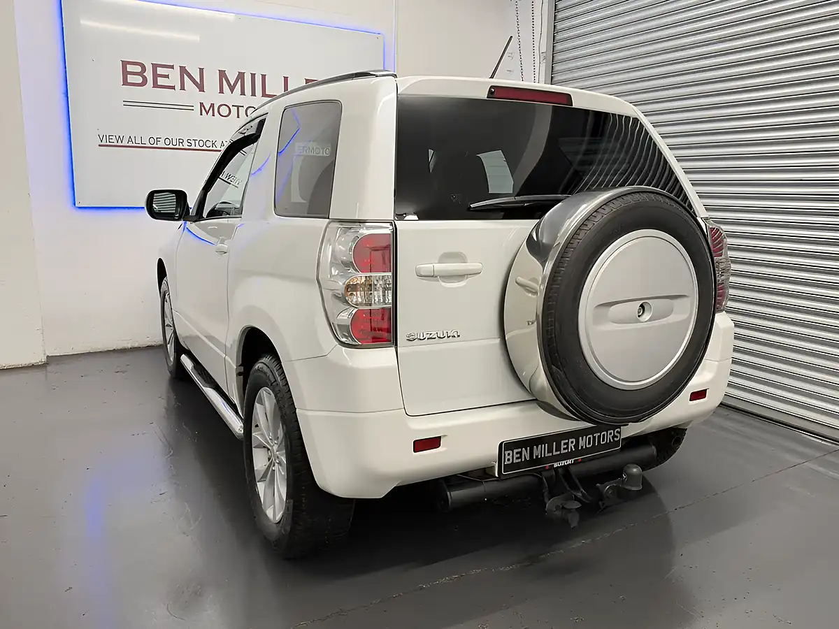Used 2014 Suzuki Grand Vitara SZ4 Pearl White - Interior and Exterior details 8