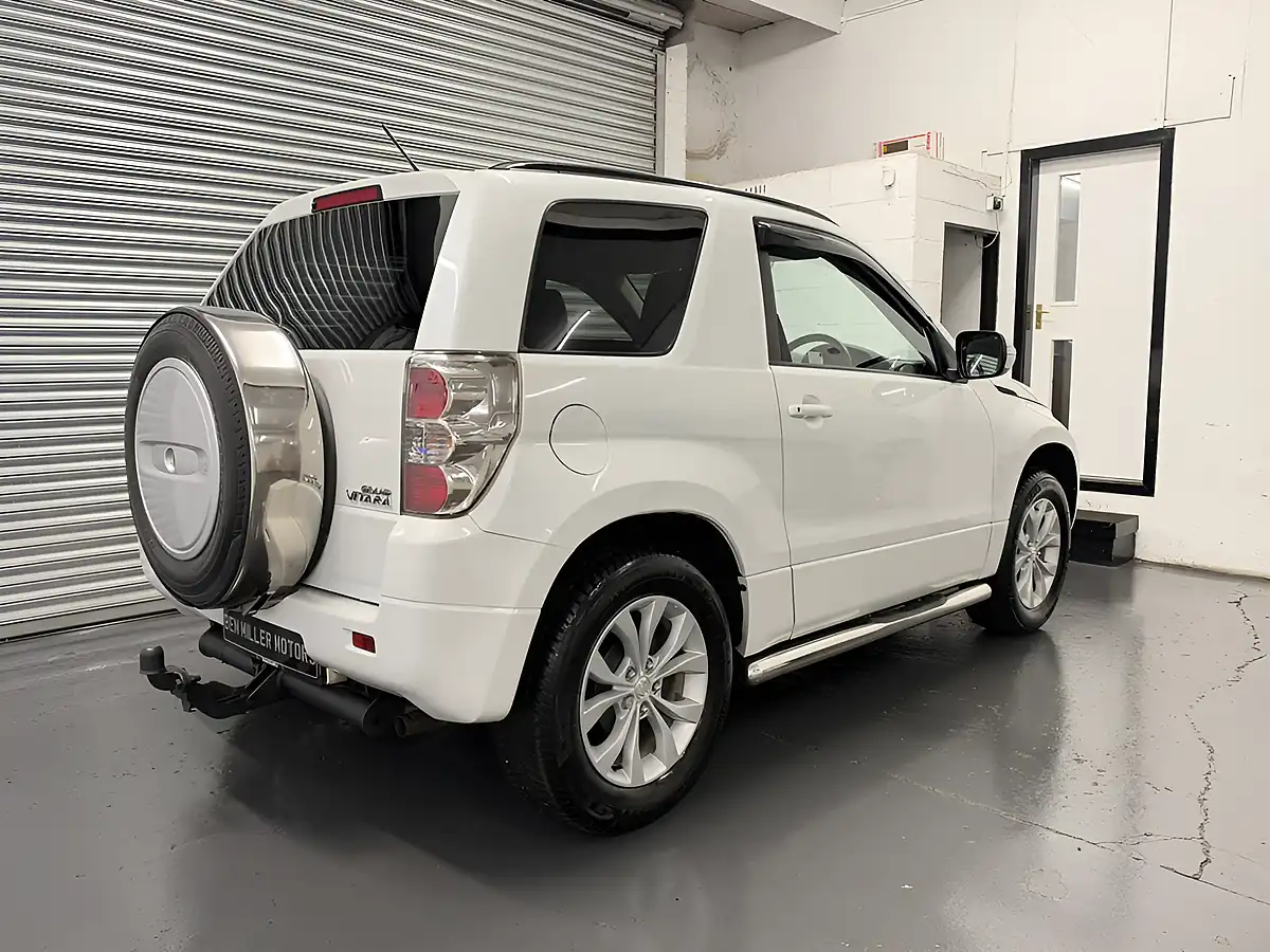 Used 2014 Suzuki Grand Vitara SZ4 Pearl White - Interior and Exterior details 9