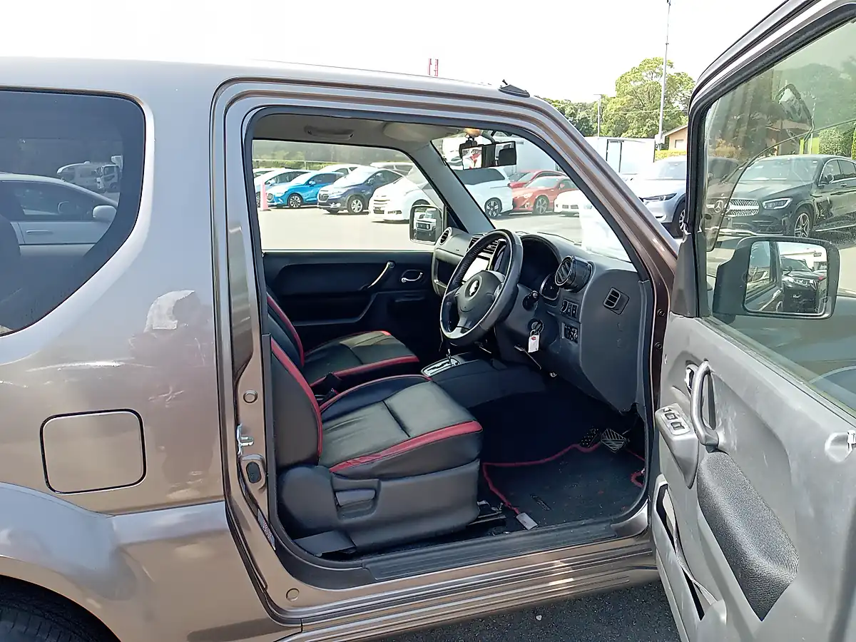 Used 2014 Suzuki Jimny Automatic Brown - Interior and Exterior details 7