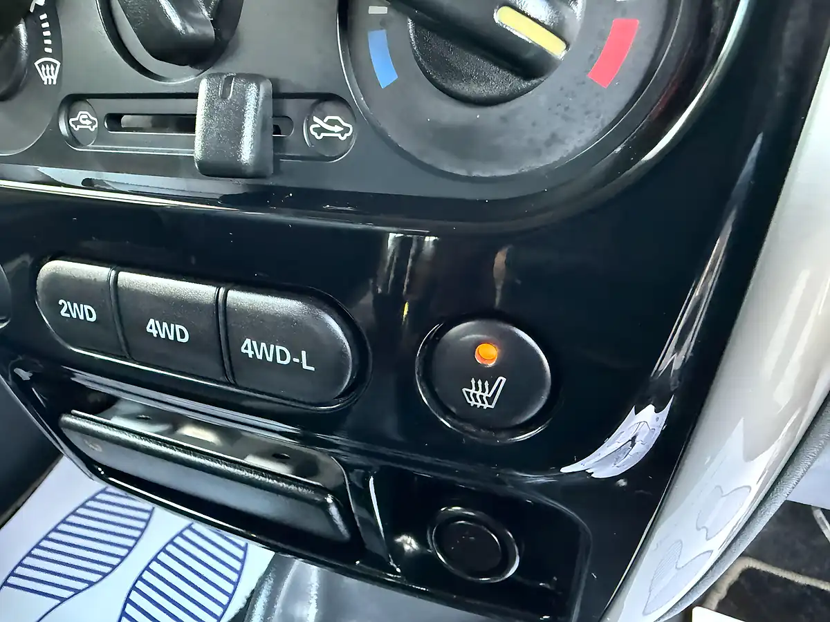 Used 2014 Suzuki Jimny Landventure Green - Interior and Exterior details 16