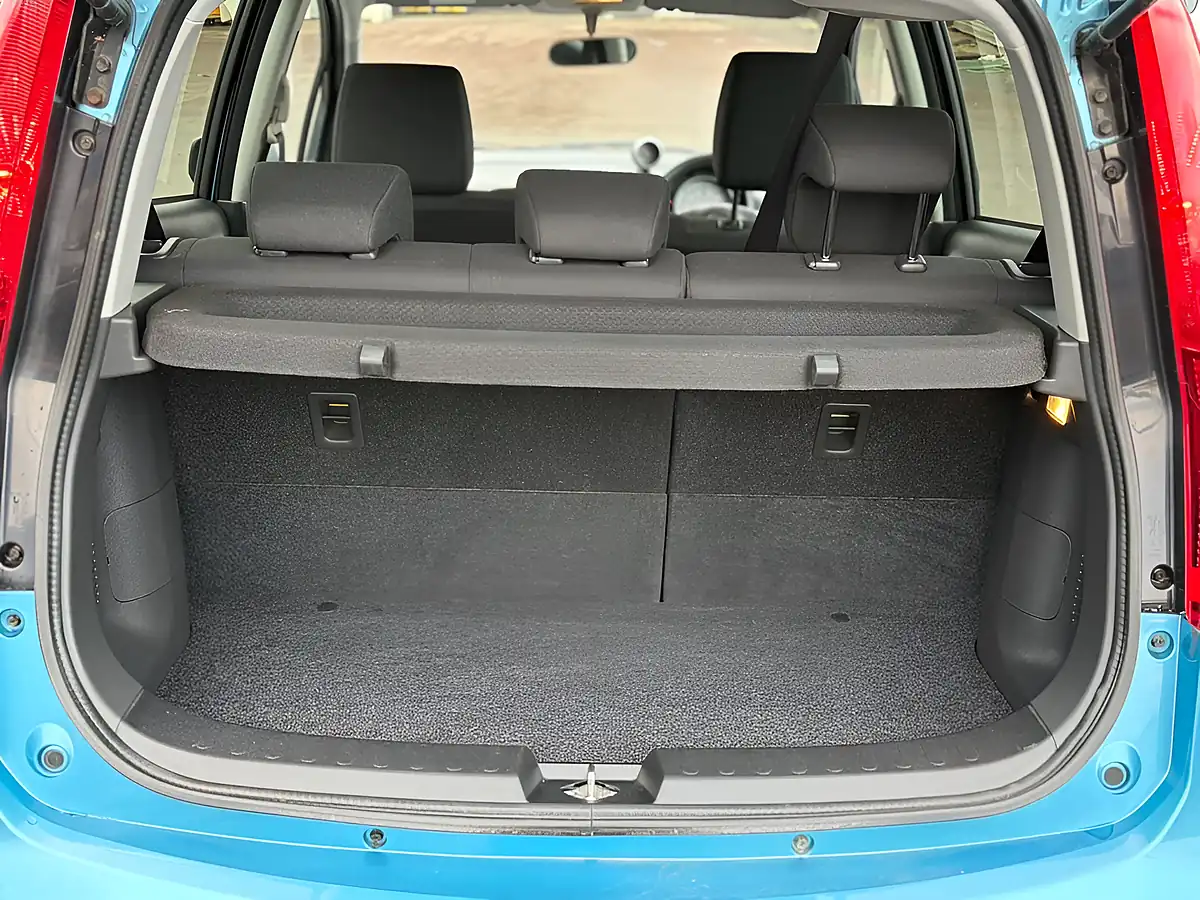 Used 2014 Suzuki Splash SZ4 Blue - Interior and Exterior details 16