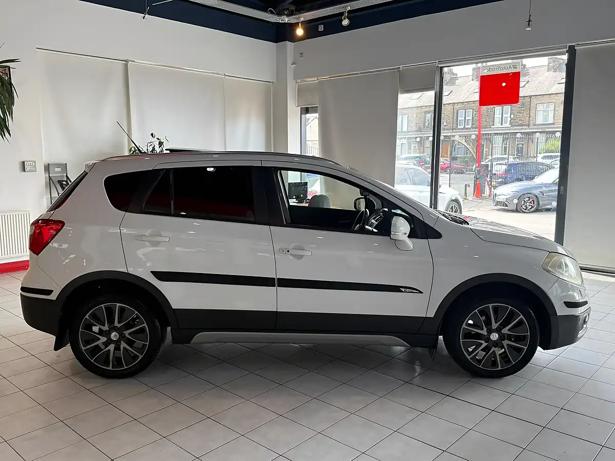 Used 2014 Suzuki SX4 S-Cross SZ5 White - Interior and Exterior details 12
