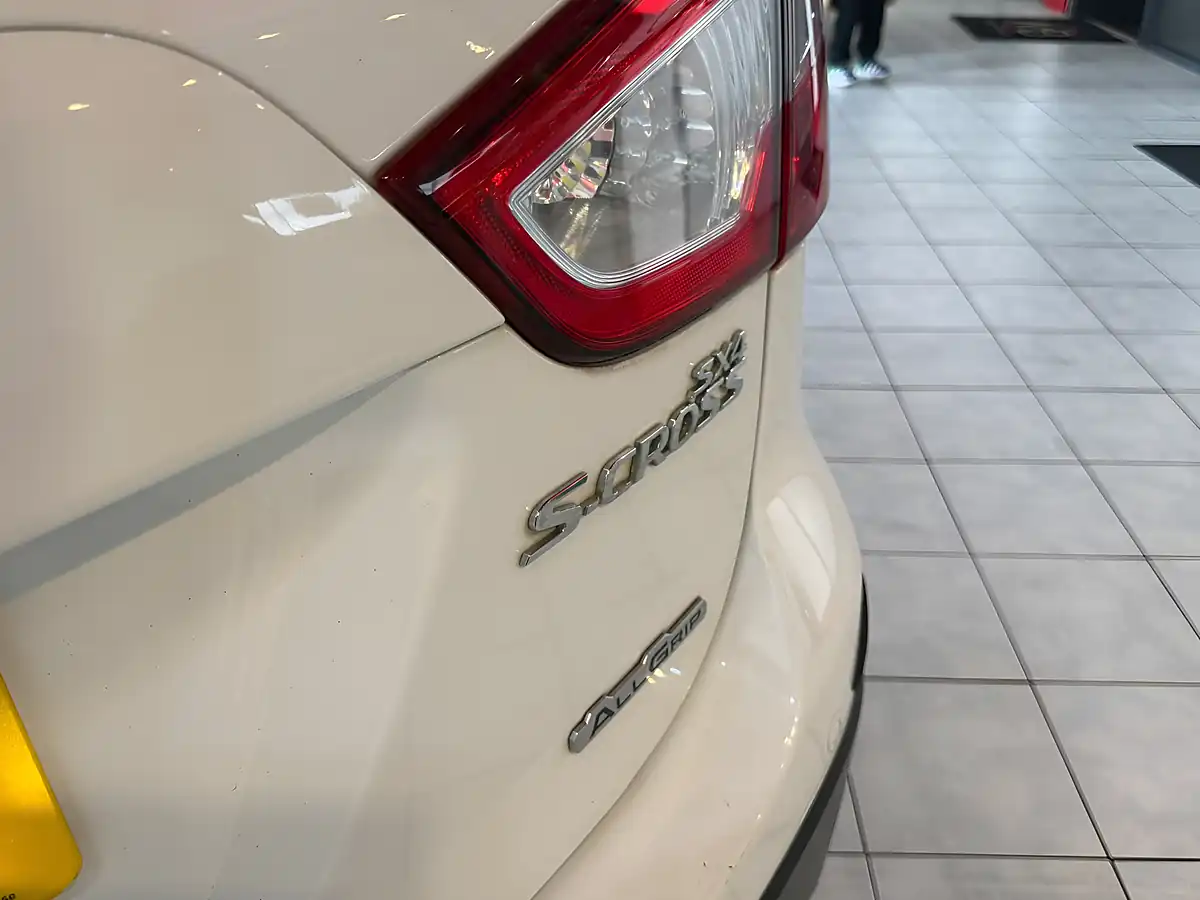 Used 2014 Suzuki SX4 S-Cross SZ5 White - Interior and Exterior details 9