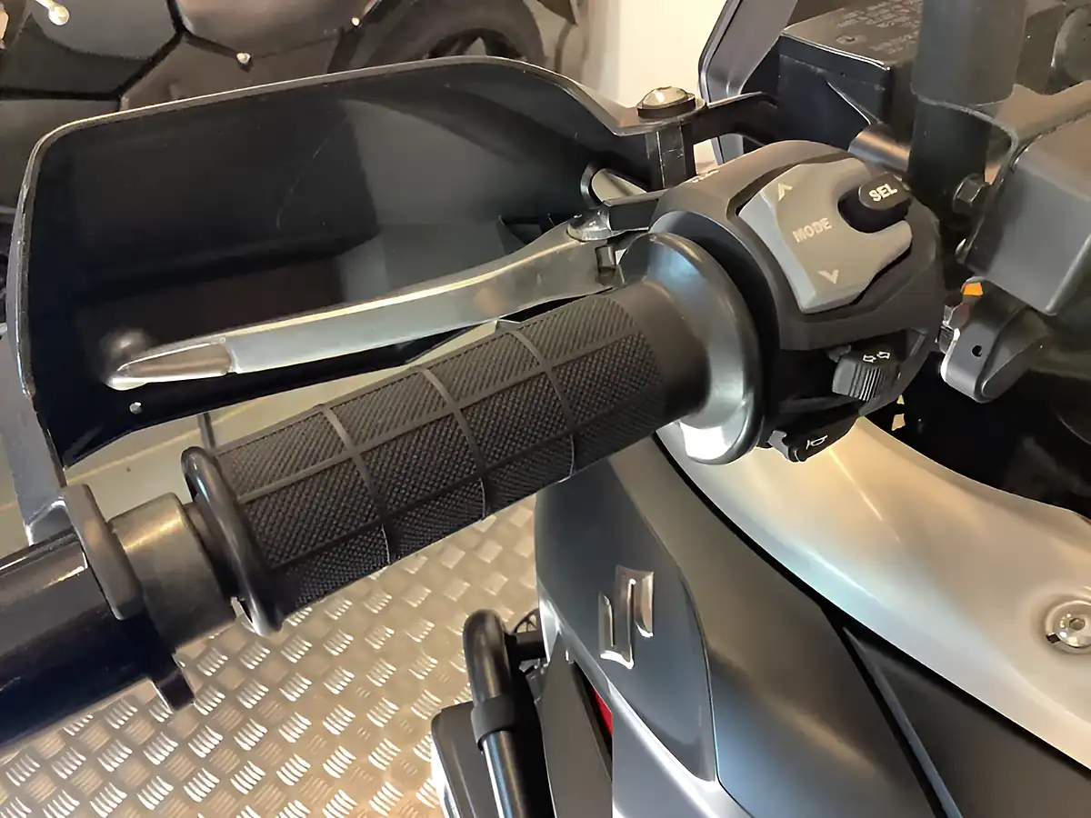 Used 2014 Suzuki V-Strom 1000 Red - Interior and Exterior details 14