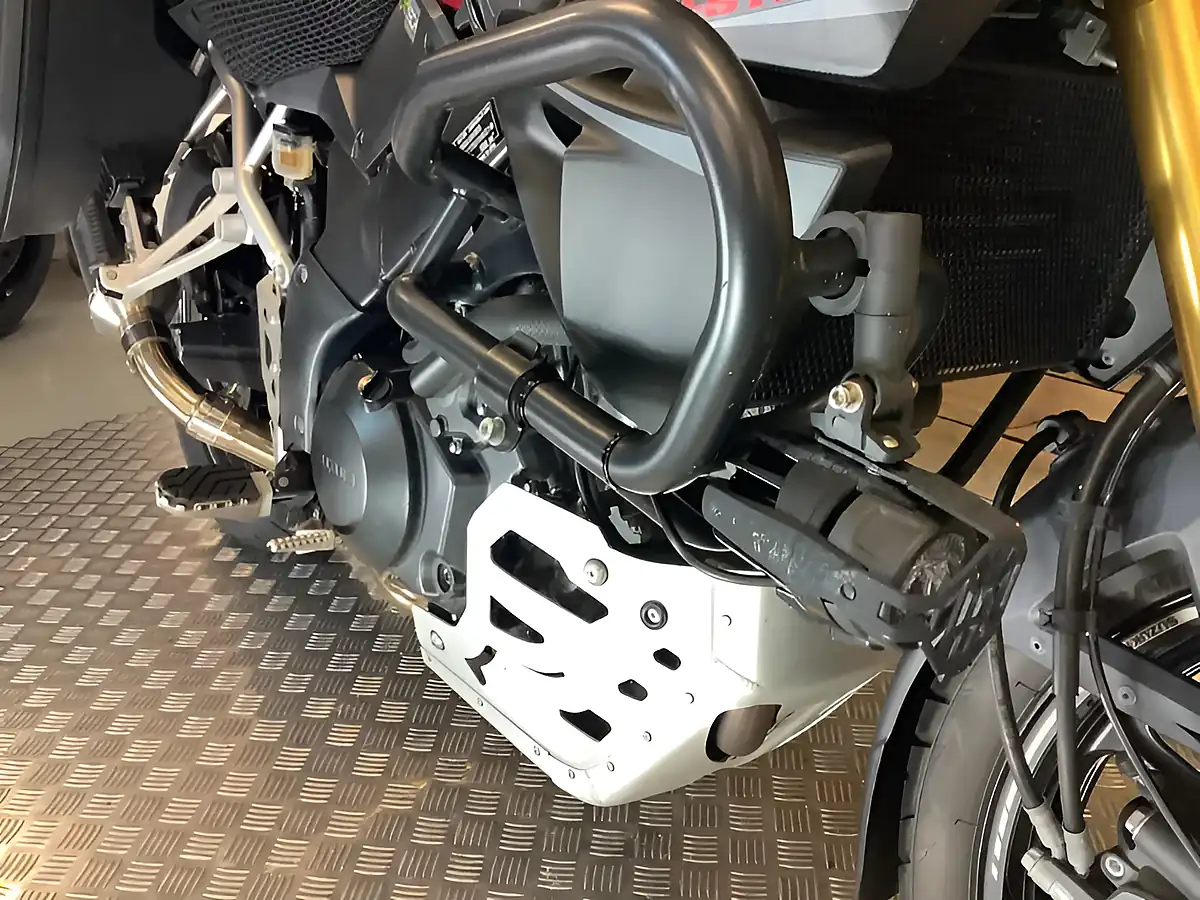 Used 2014 Suzuki V-Strom 1000 Red - Interior and Exterior details 9