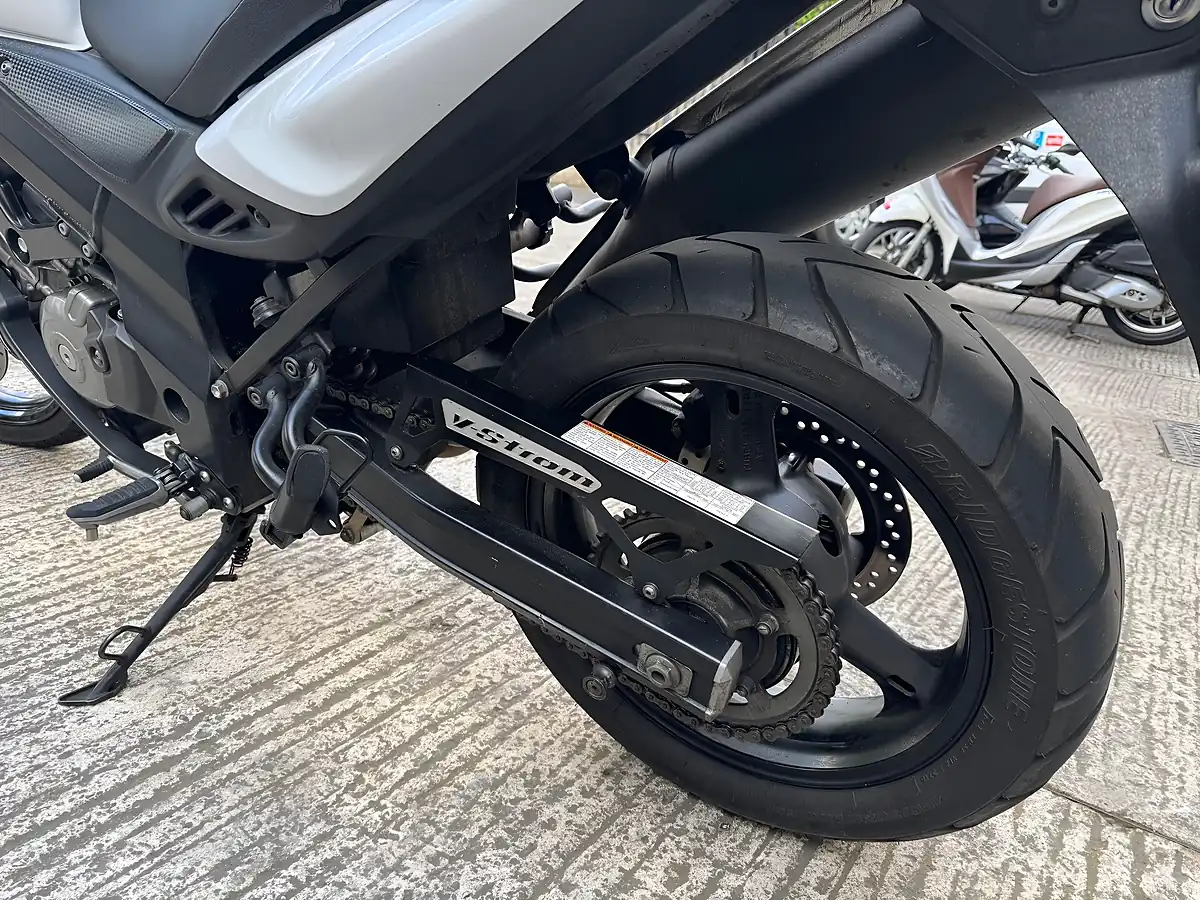 Used 2014 Suzuki V-Strom 650 White - Interior and Exterior details 11