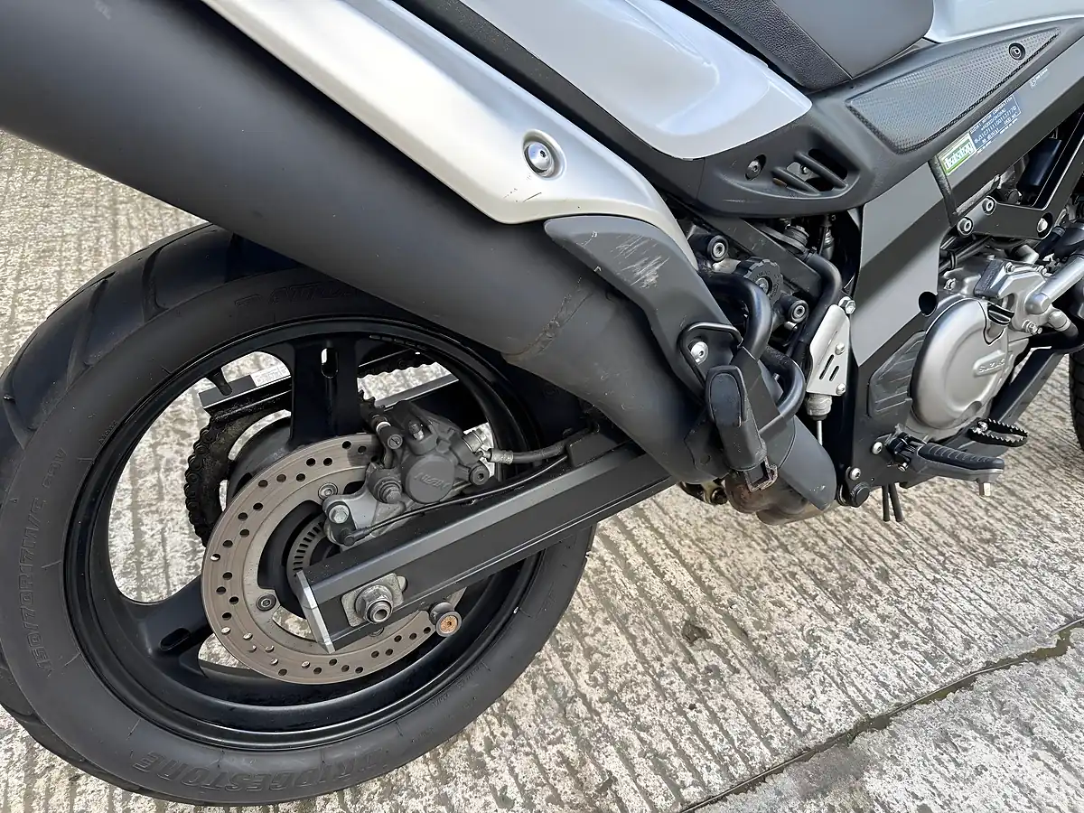 Used 2014 Suzuki V-Strom 650 White - Interior and Exterior details 12