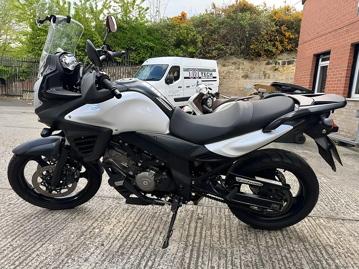 Used 2014 Suzuki V-Strom 650 White - Interior and Exterior details 5