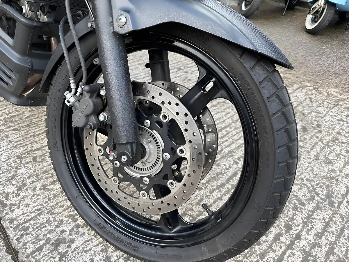 Used 2014 Suzuki V-Strom 650 White - Interior and Exterior details 8