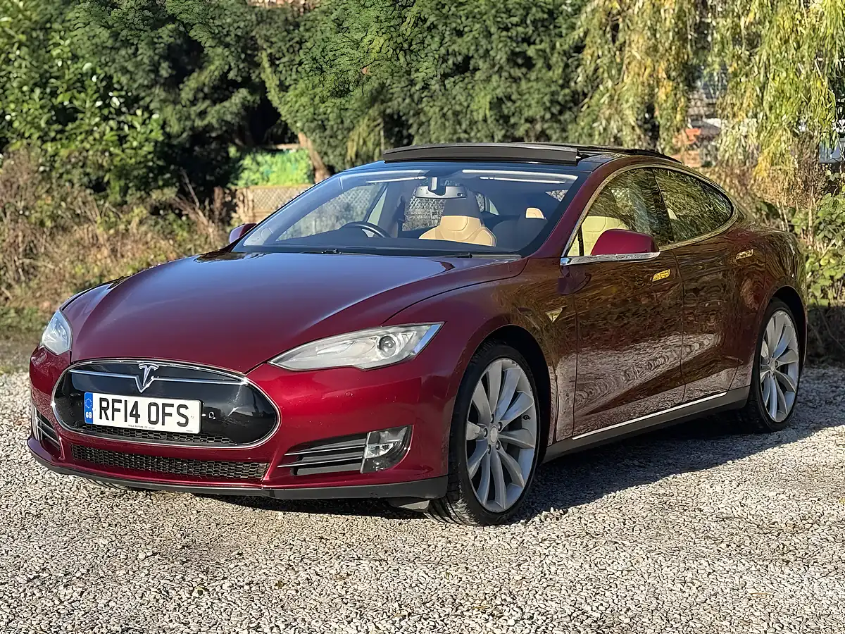 Used 2014 Tesla Model S Red - Interior and Exterior details 6