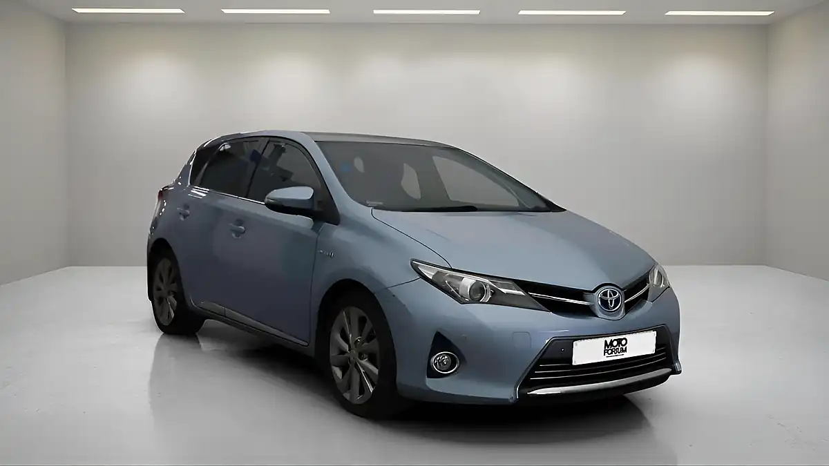 Used 2014 Toyota Auris Excel Blue - Front View