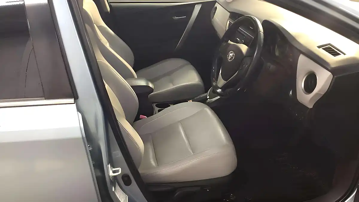 Used 2014 Toyota Auris Excel Blue - Interior and Exterior details 5