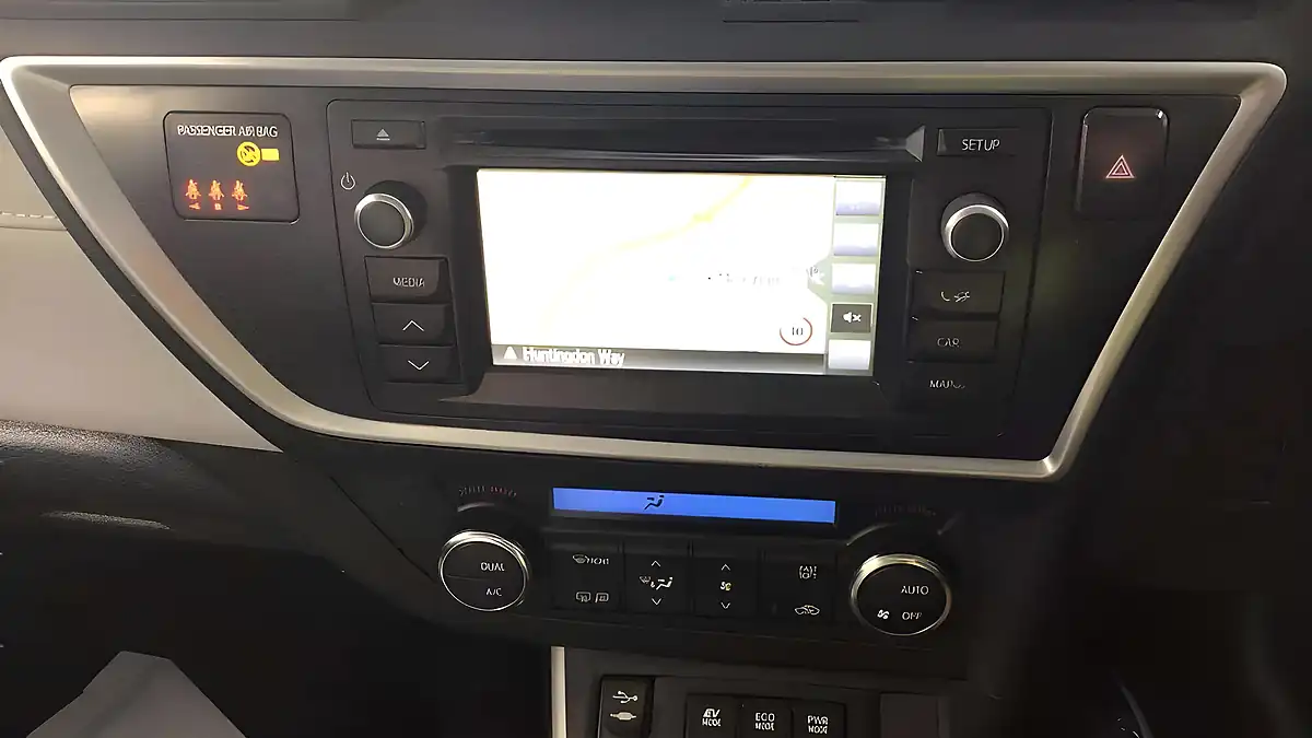 Used 2014 Toyota Auris Excel Blue - Interior and Exterior details 7