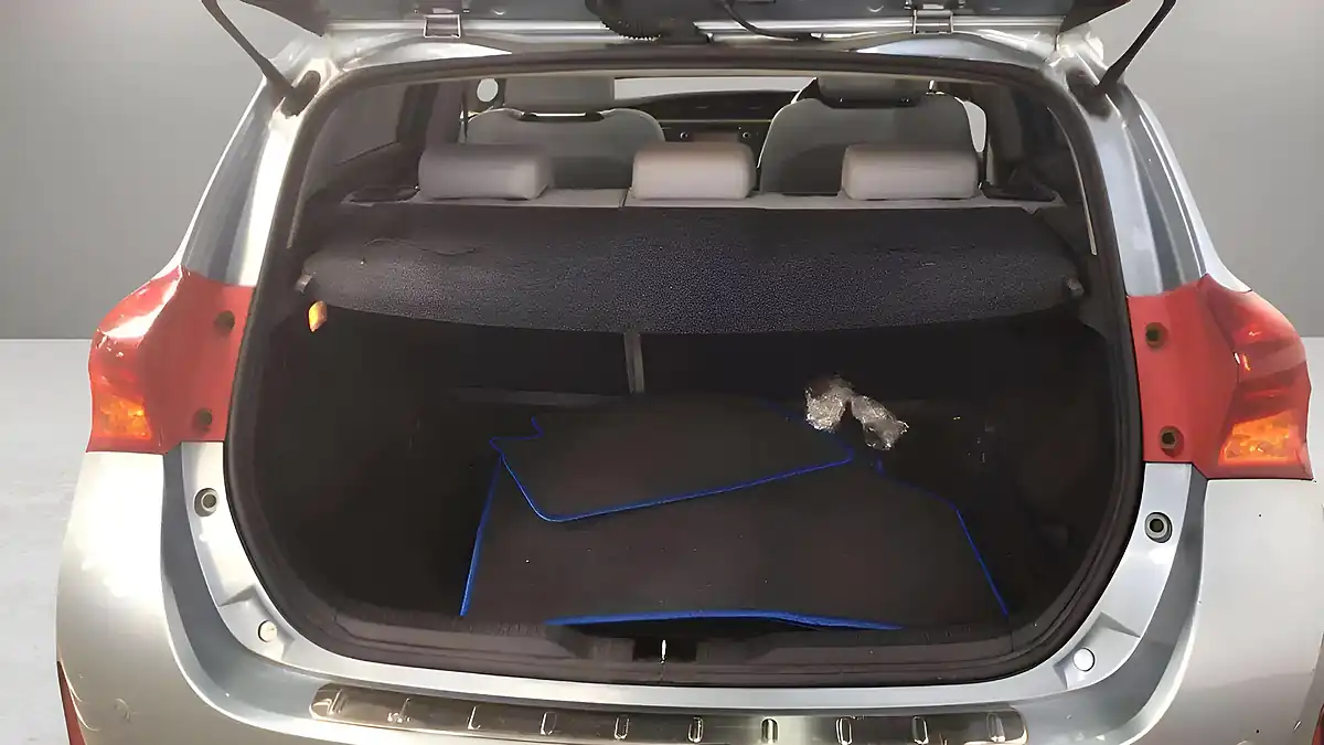 Used 2014 Toyota Auris Excel Blue - Interior and Exterior details 9