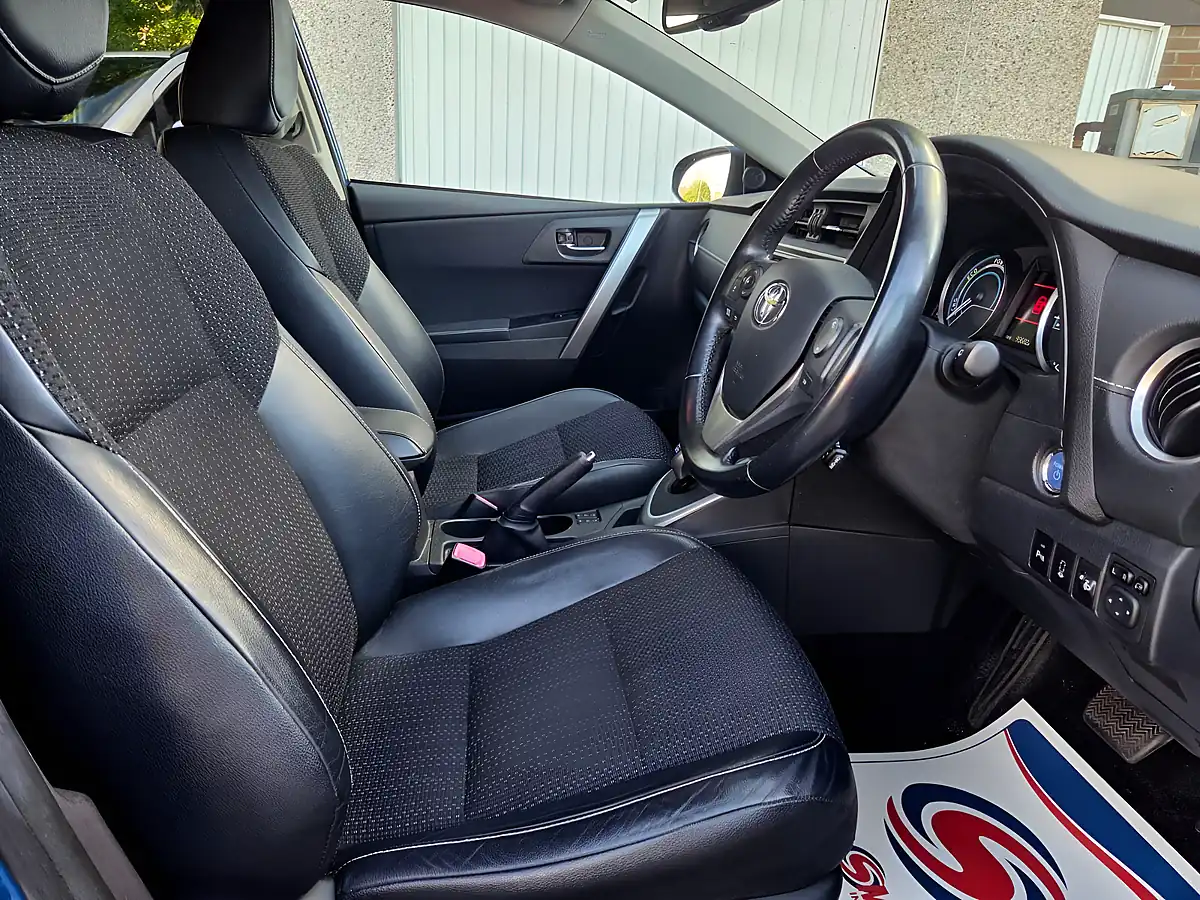 Used 2014 Toyota Auris Excel Blue - Interior and Exterior details 10