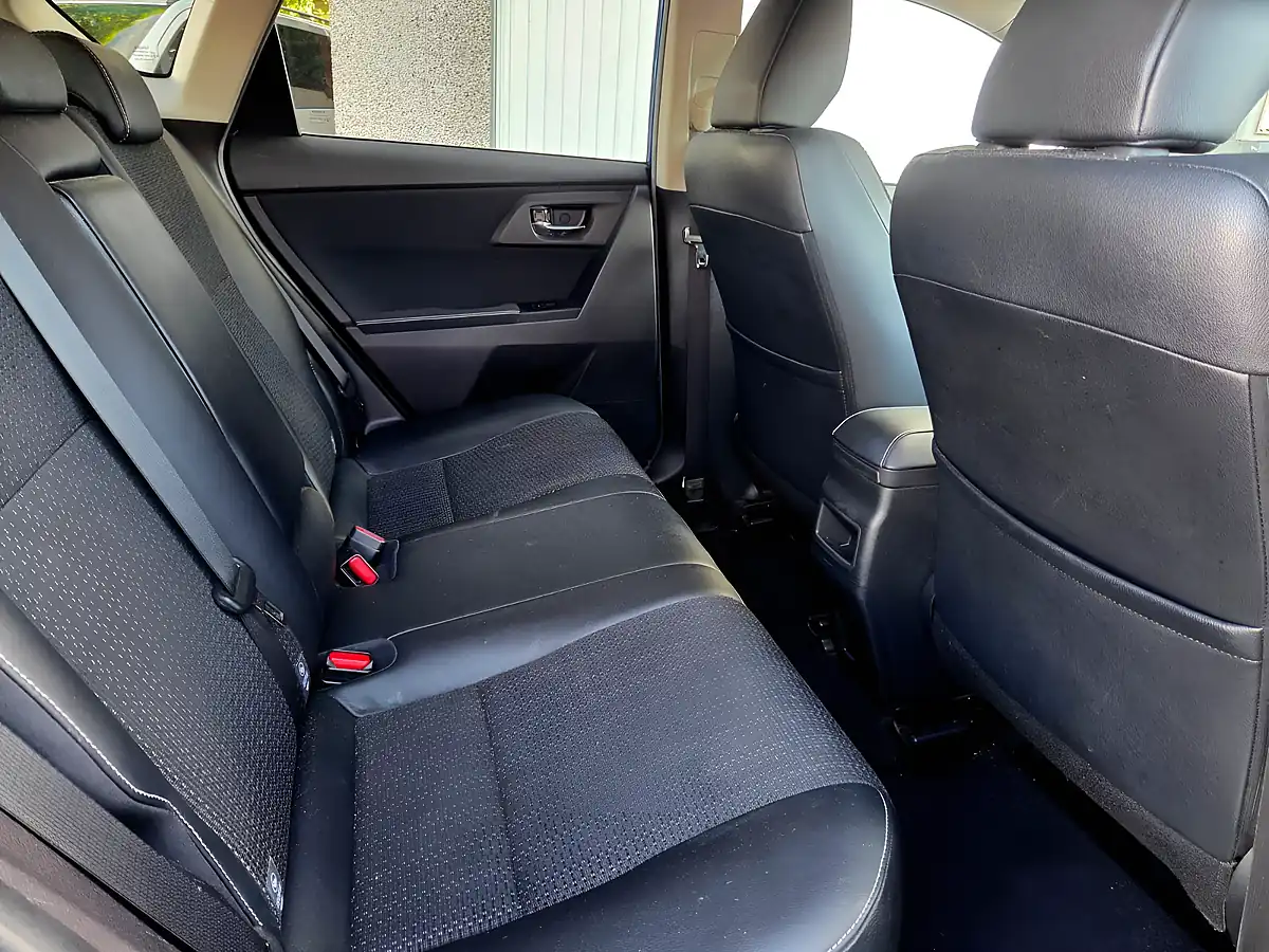 Used 2014 Toyota Auris Excel Blue - Interior and Exterior details 12