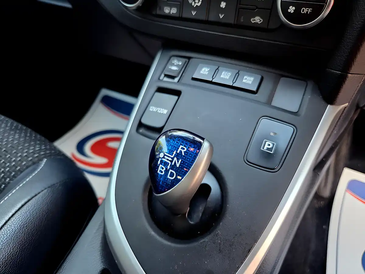 Used 2014 Toyota Auris Excel Blue - Interior and Exterior details 13