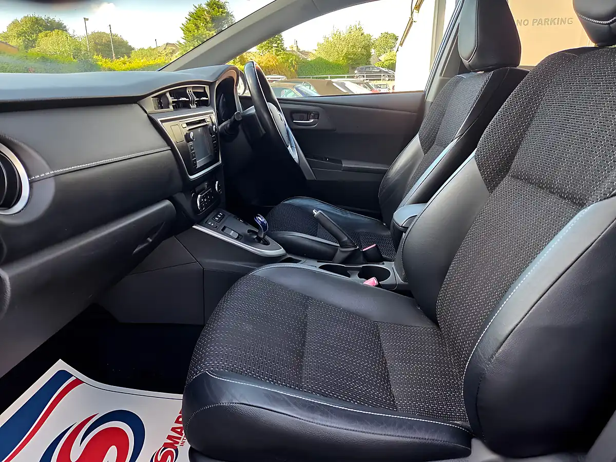 Used 2014 Toyota Auris Excel Blue - Interior and Exterior details 15