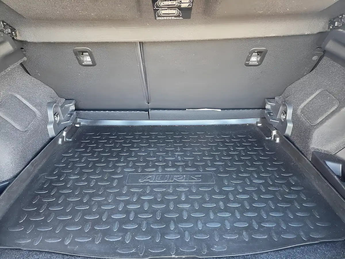 Used 2014 Toyota Auris Excel Blue - Interior and Exterior details 20