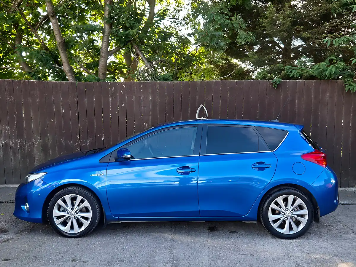 Used 2014 Toyota Auris Excel Blue - Interior and Exterior details 5