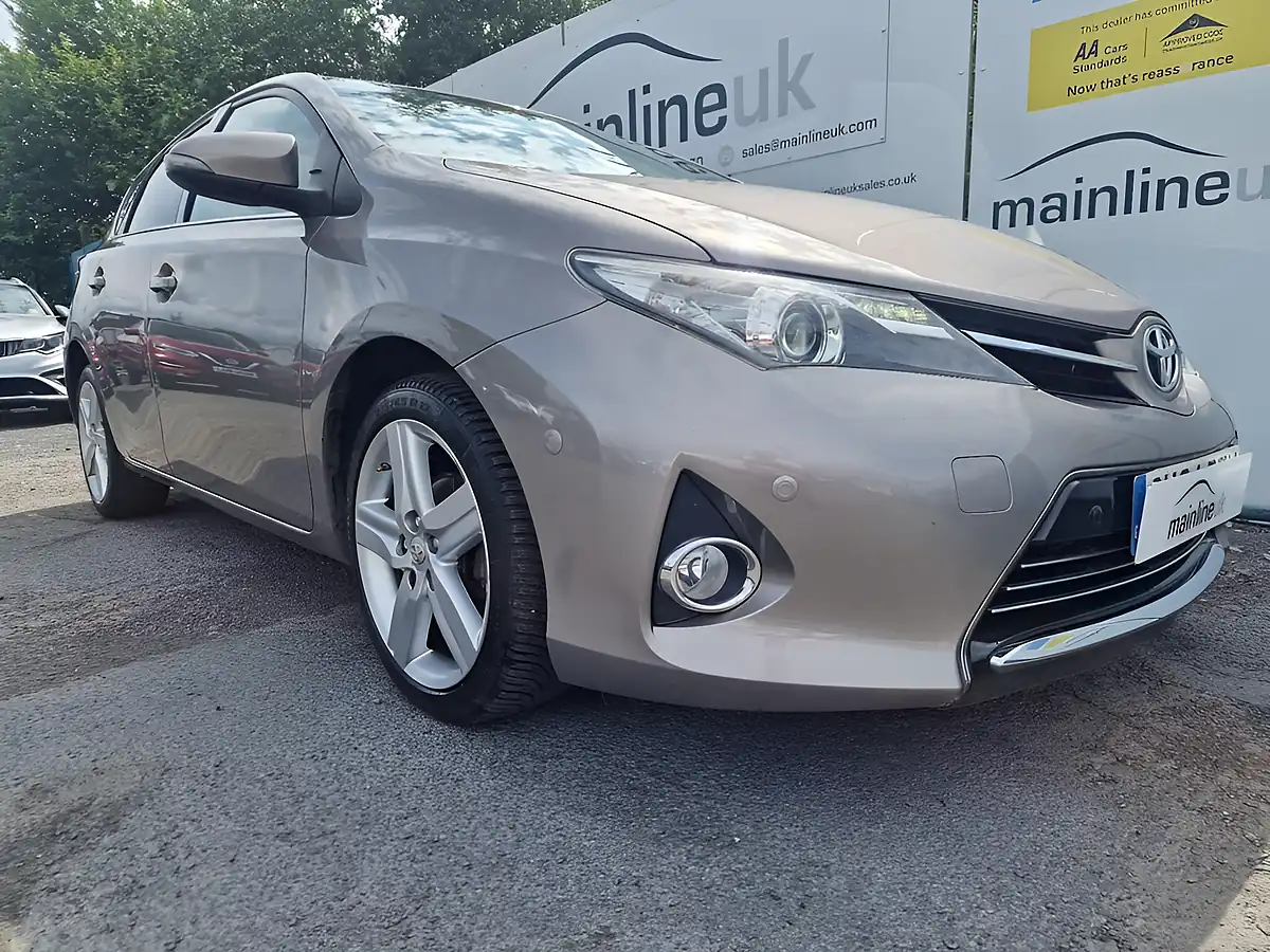 Used 2014 Toyota Auris Excel Bronze - Interior and Exterior details 8