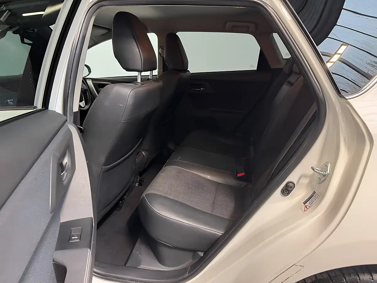 Used 2014 Toyota Auris Excel Pure White - Interior and Exterior details 10