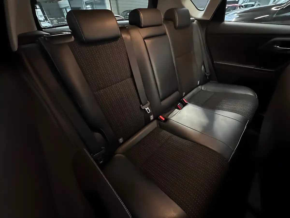 Used 2014 Toyota Auris Excel Pure White - Interior and Exterior details 11