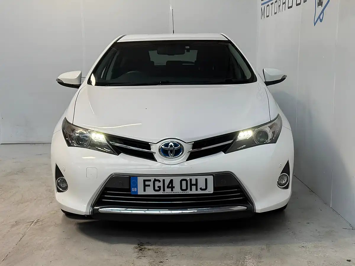Used 2014 Toyota Auris Excel Pure White - Interior and Exterior details 2