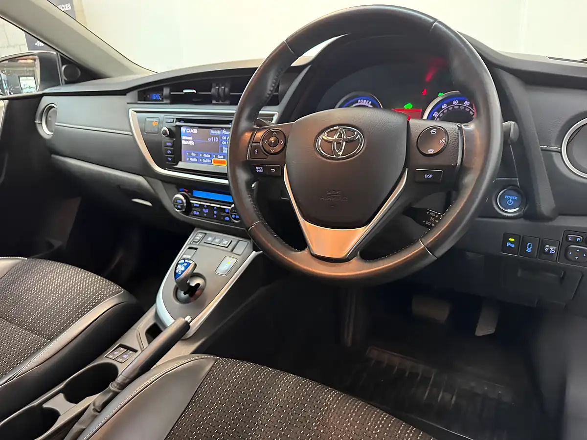 Used 2014 Toyota Auris Excel Pure White - Interior and Exterior details 3