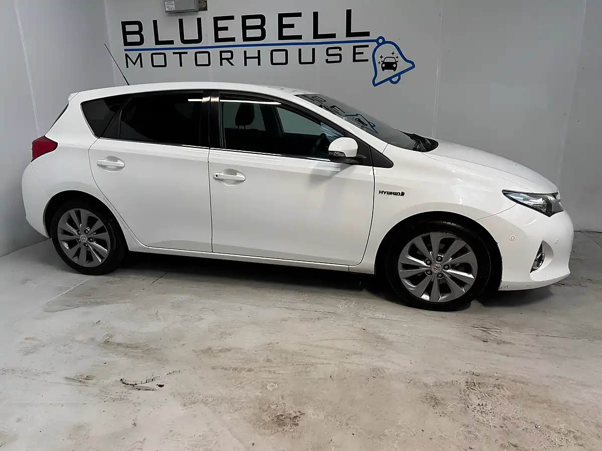 Used 2014 Toyota Auris Excel Pure White - Interior and Exterior details 8
