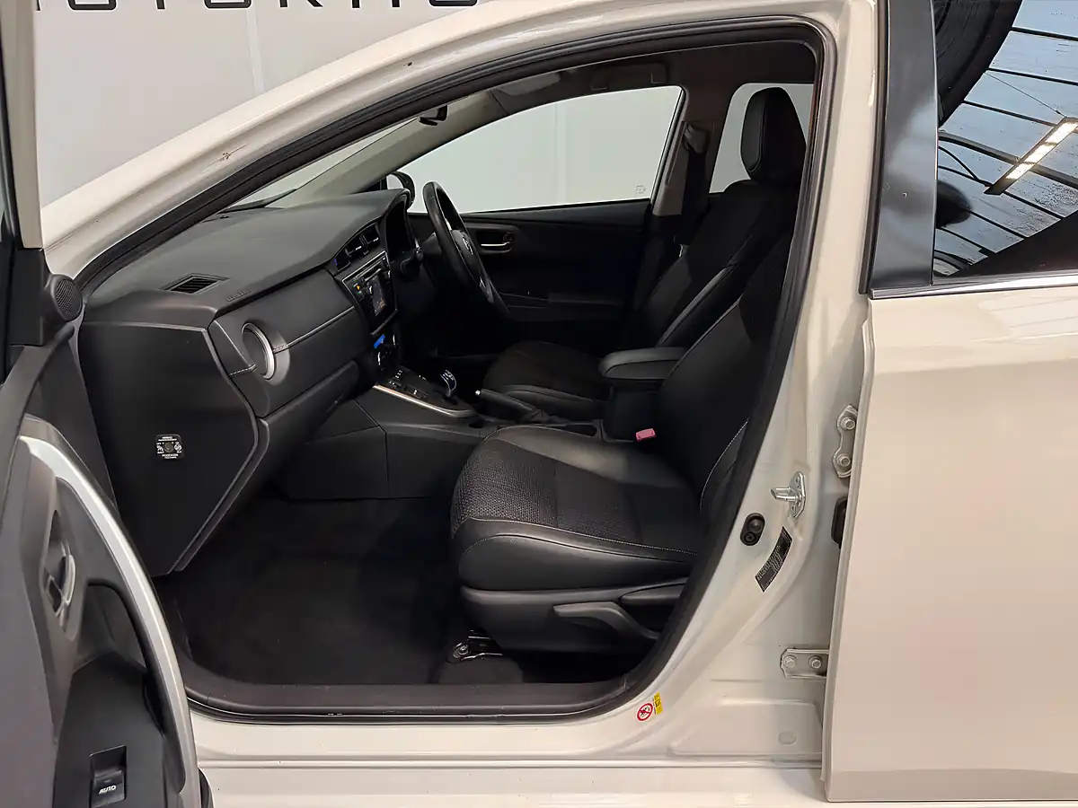 Used 2014 Toyota Auris Excel Pure White - Interior and Exterior details 9