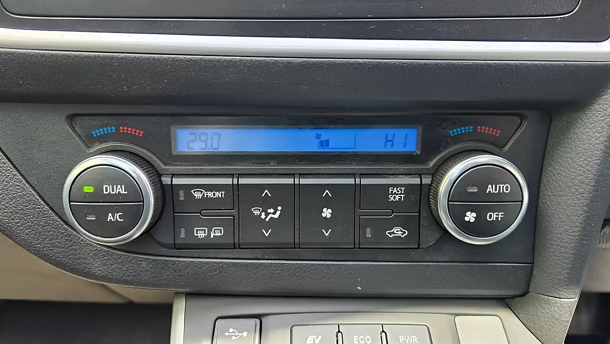 Used 2014 Toyota Auris Excel Touring Sports Blue - Interior and Exterior details 16