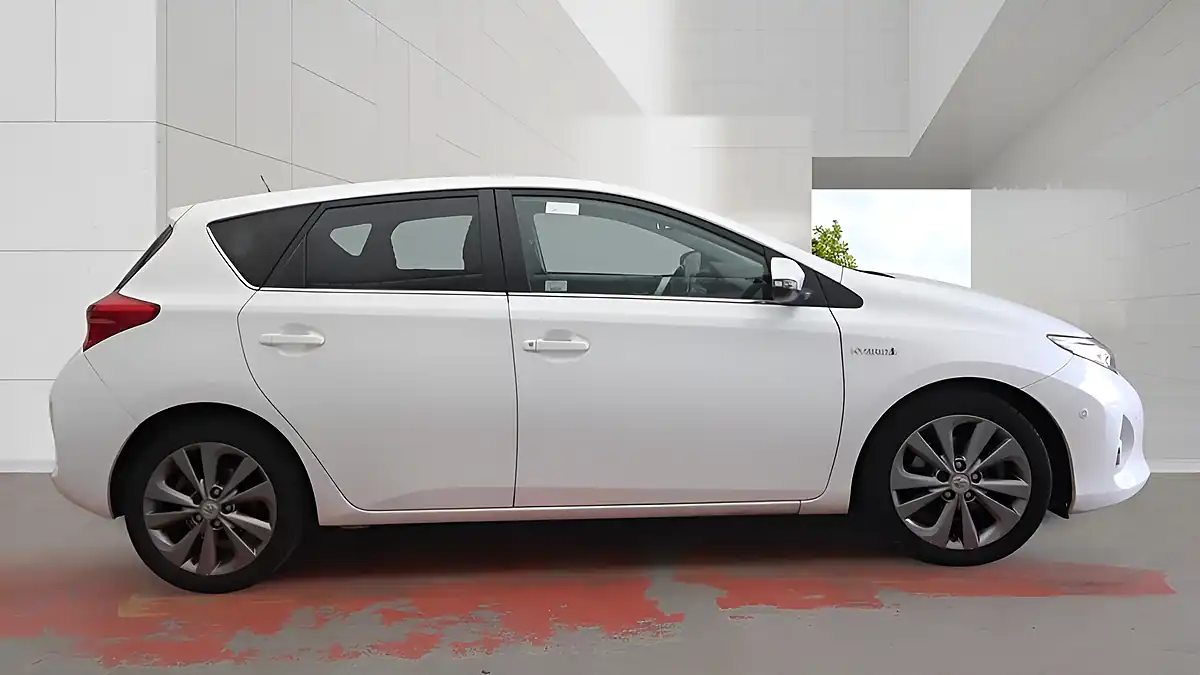 Used 2014 Toyota Auris Excel White - Interior and Exterior details 15