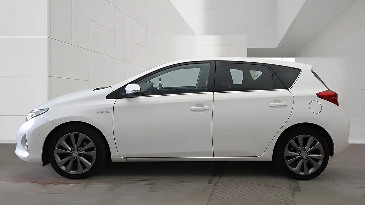 Used 2014 Toyota Auris Excel White - Interior and Exterior details 16