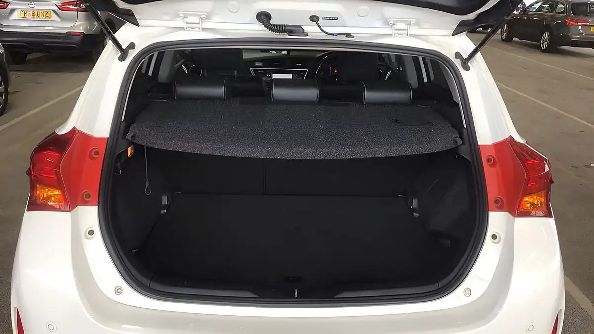 Used 2014 Toyota Auris Excel White - Interior and Exterior details 19