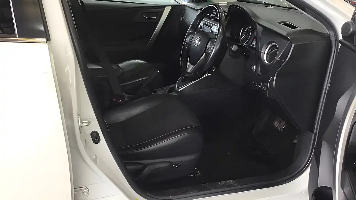 Used 2014 Toyota Auris Excel White - Interior and Exterior details 5