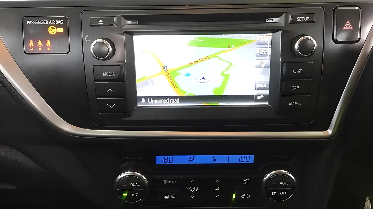 Used 2014 Toyota Auris Excel White - Interior and Exterior details 7