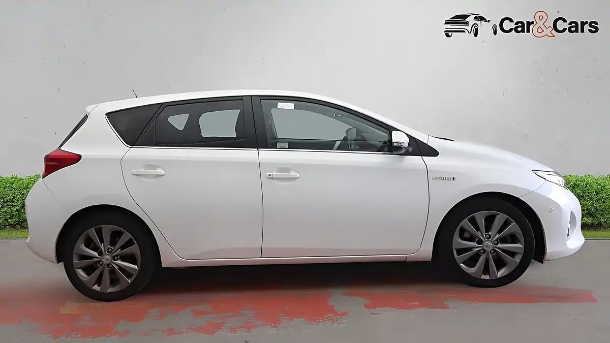 Used 2014 Toyota Auris Excel White - Interior and Exterior details 8