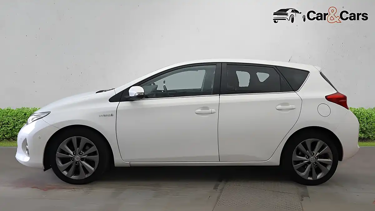 Used 2014 Toyota Auris Excel White - Interior and Exterior details 9