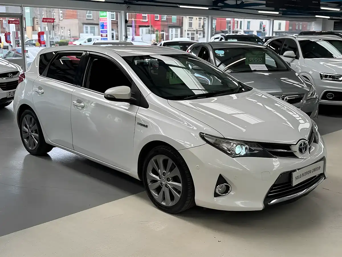 Used 2014 Toyota Auris Excel White - Front View