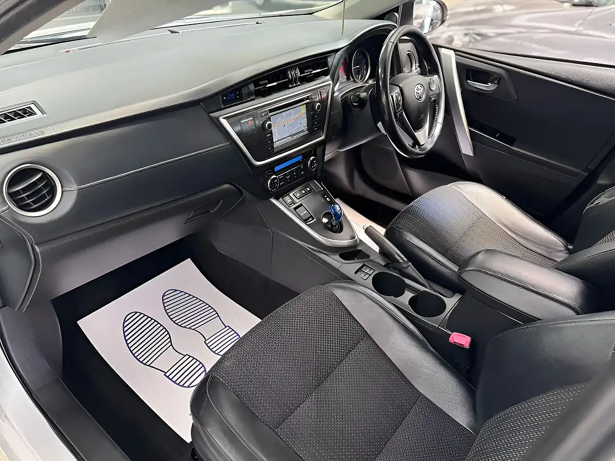 Used 2014 Toyota Auris Excel White - Interior and Exterior details 11
