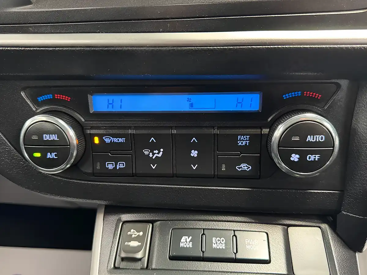 Used 2014 Toyota Auris Excel White - Interior and Exterior details 13