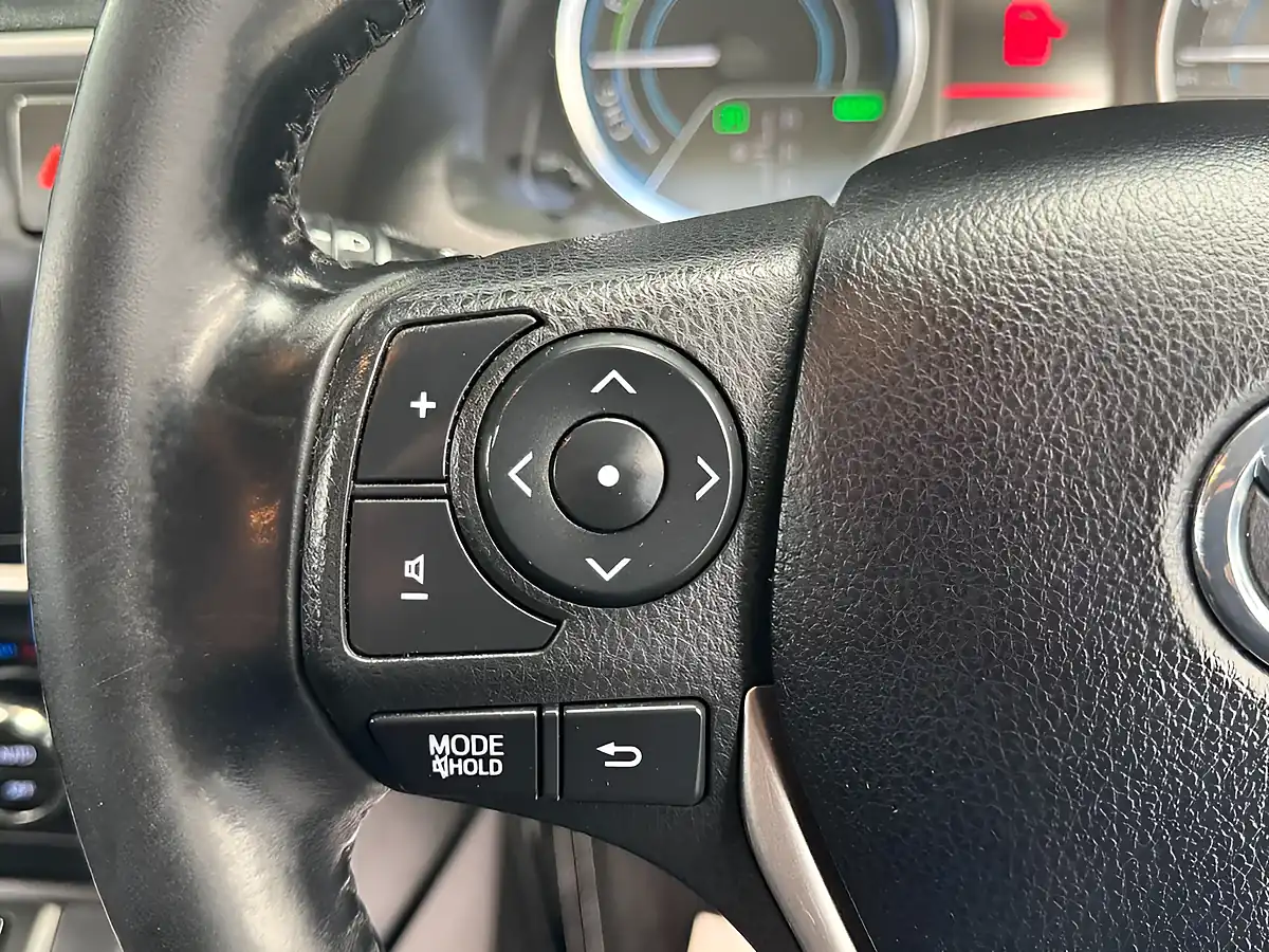 Used 2014 Toyota Auris Excel White - Interior and Exterior details 14