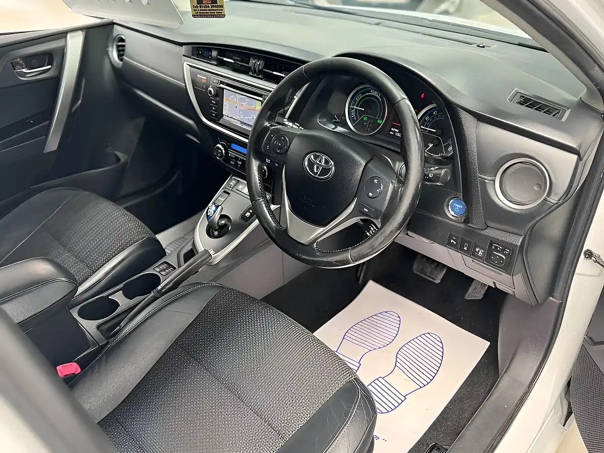Used 2014 Toyota Auris Excel White - Interior and Exterior details 3