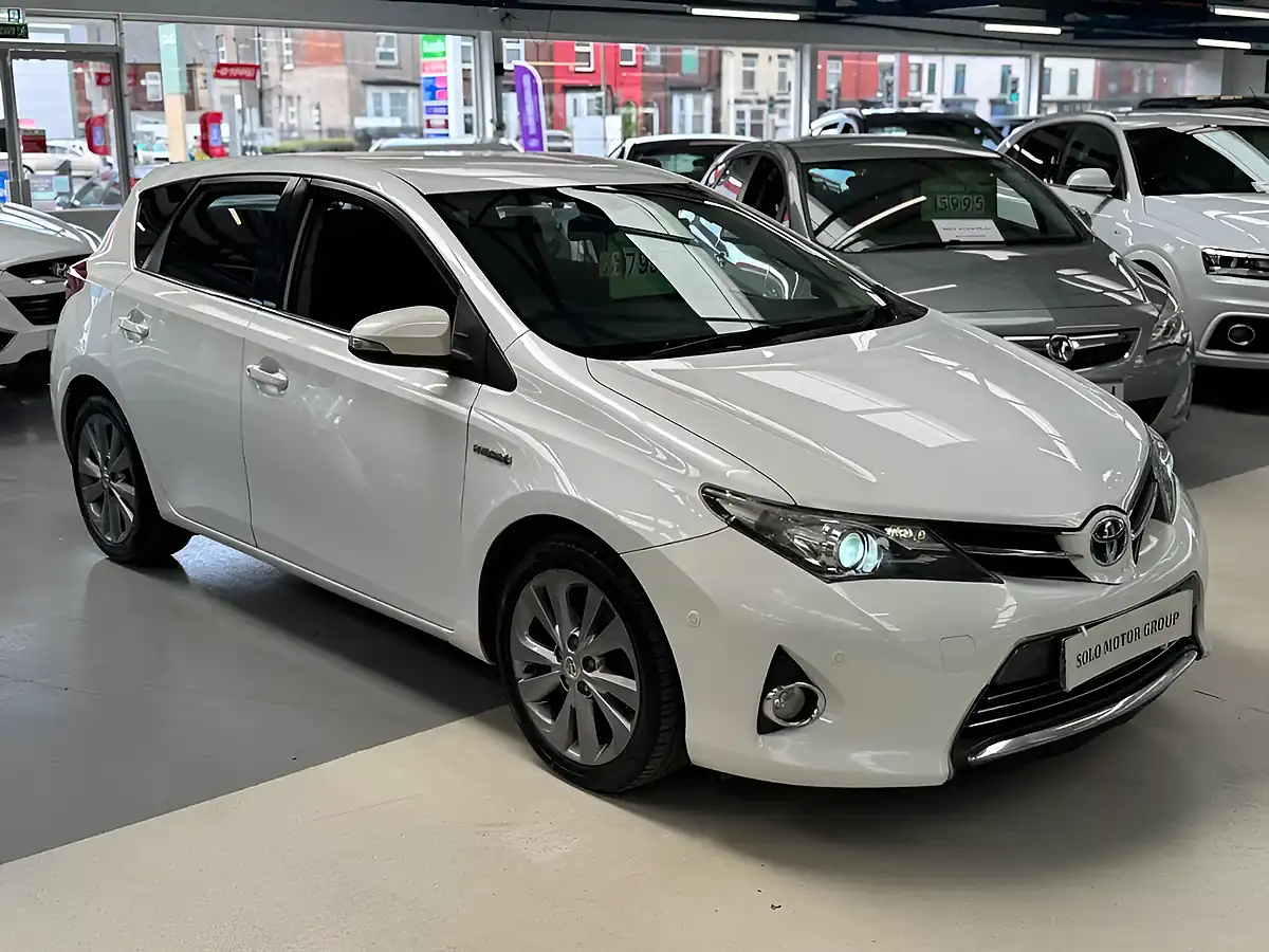 Used 2014 Toyota Auris Excel White - Interior and Exterior details 4