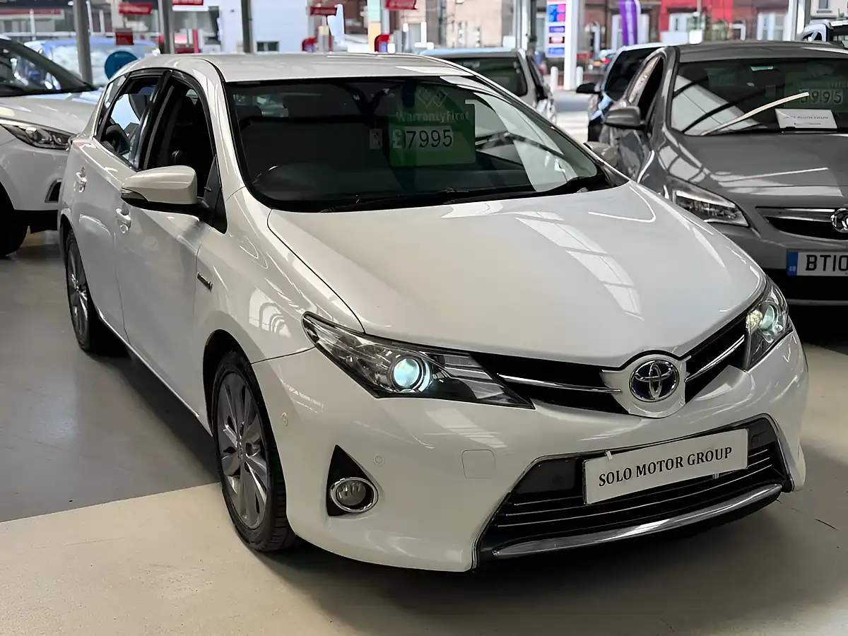 Used 2014 Toyota Auris Excel White - Interior and Exterior details 5
