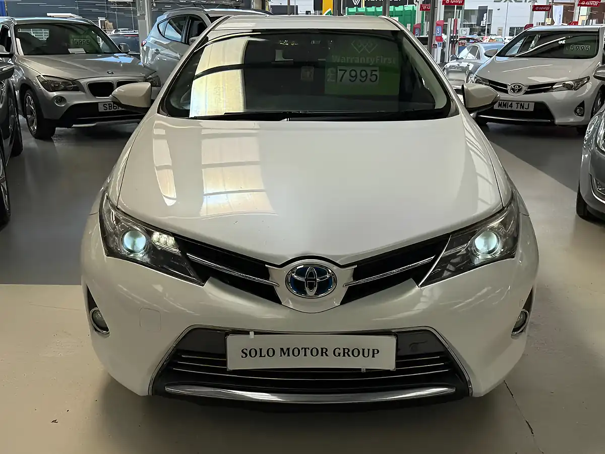Used 2014 Toyota Auris Excel White - Interior and Exterior details 6