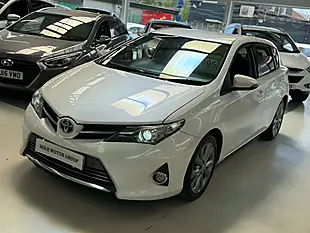 Used 2014 Toyota Auris Excel White - Interior and Exterior details 8
