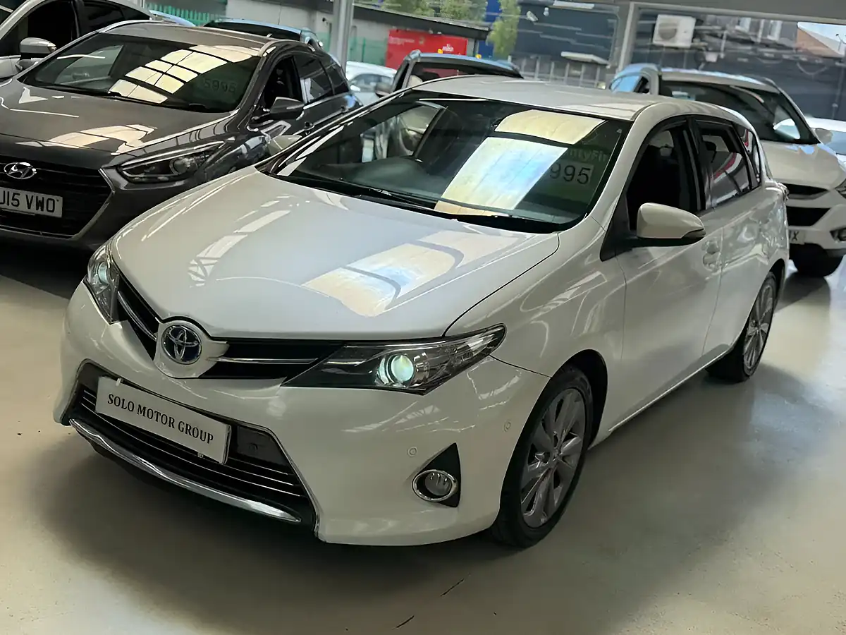 Used 2014 Toyota Auris Excel White - Interior and Exterior details 8